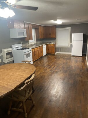 Recent Remodel 2-bedroom 1 bath.  Minutes  from Steve N Wilson Raft Creek WMA
