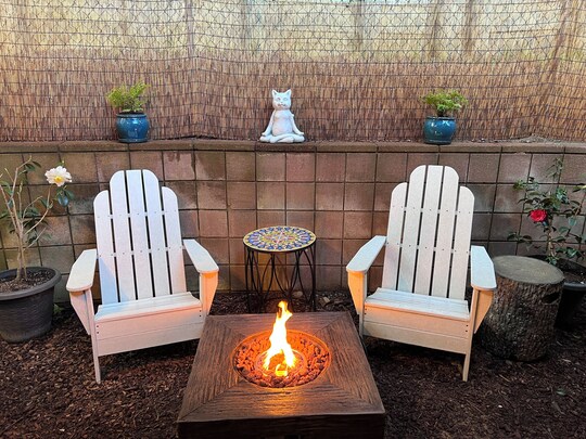 Arcata Forest Retreat: 2 Beds, WiFi, Smart TV, Private Patio, Kitchenette