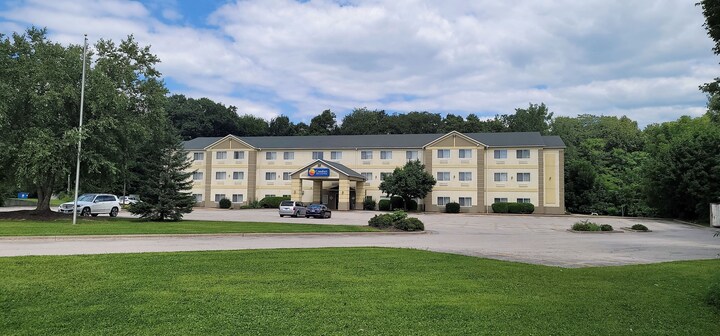 Comfort Inn & Suites East Moline near I-80