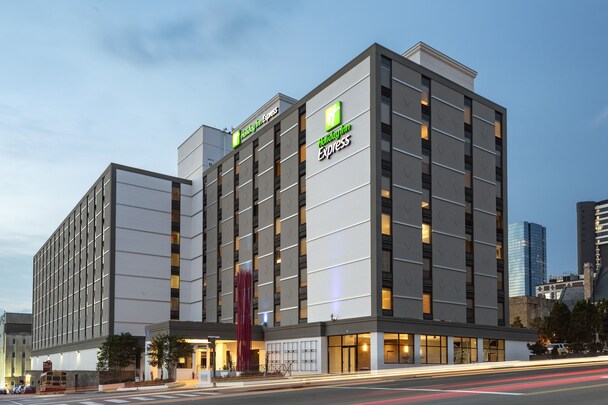 Holiday Inn Express Nashville Downtown - Broadway, an IHG Hotel