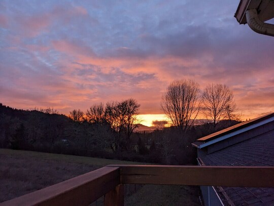 LOFT · PNW Scenic Loft, with AC !Enjoy your private getaway today!