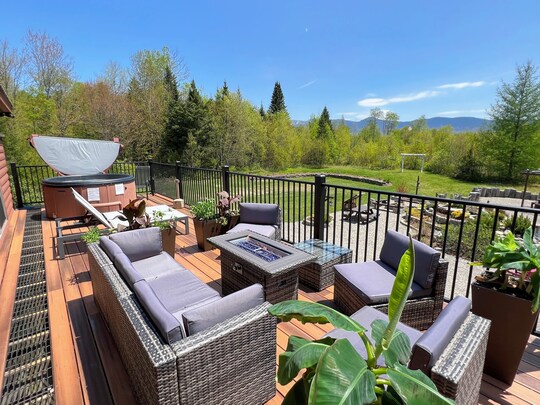 ML 'As Seen on TV' 1 mile from skiing, great views, hot tub, fire pit, beach!  Pool/gym passes!!