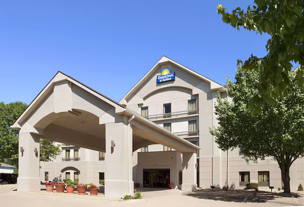 Days Inn & Suites by Wyndham Cedar Rapids
