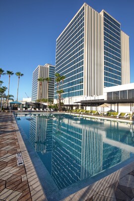 DoubleTree by Hilton at the Entrance to Universal Orlando