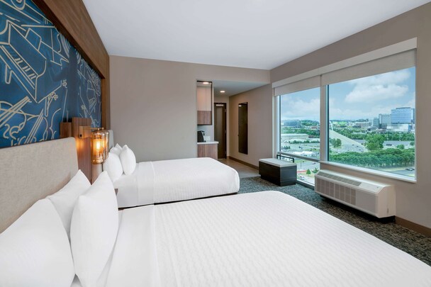 La Quinta Inn & Suites by Wyndham Nashville Downtown / Stadium