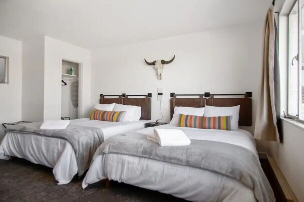 Fillmore Lodge: Comfortable 2 Double Queens Room
