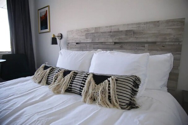 Fillmore Lodge: Bright Queen Room, Lowest Price!