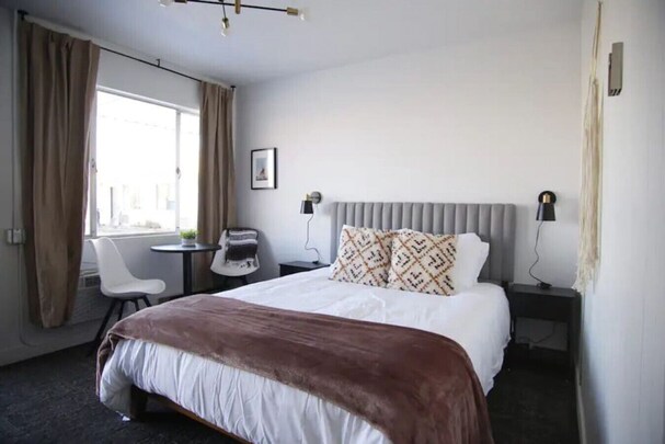 Fillmore Lodge: Cozy 1-Queen Room at a BEST Price