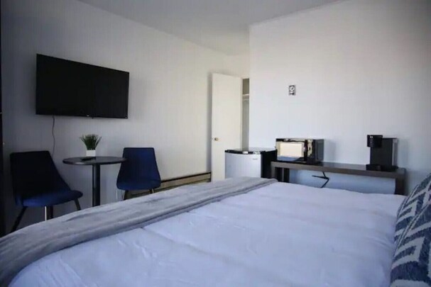 Fillmore Lodge: One King Room with Lowest Rates!