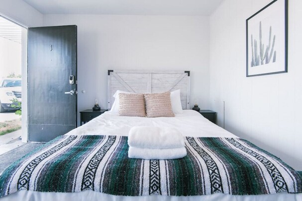Capitol Motel Room 1 · Fillmore Lodge:Comfortable Queen Room - Best Price