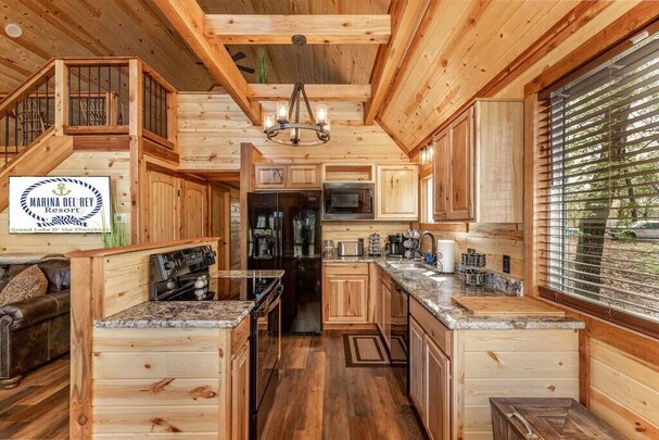 Derbyshire Cabin (Boat Slip Included)